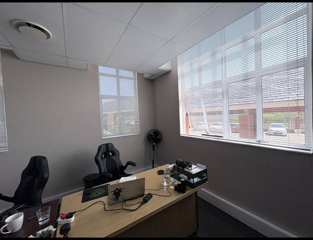 117M² OFFICE TO LET IN DAINFERN